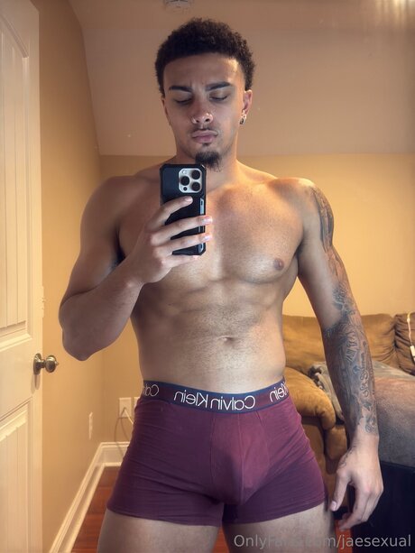 Naakte gelekte OnlyFans-foto van Jaesexual