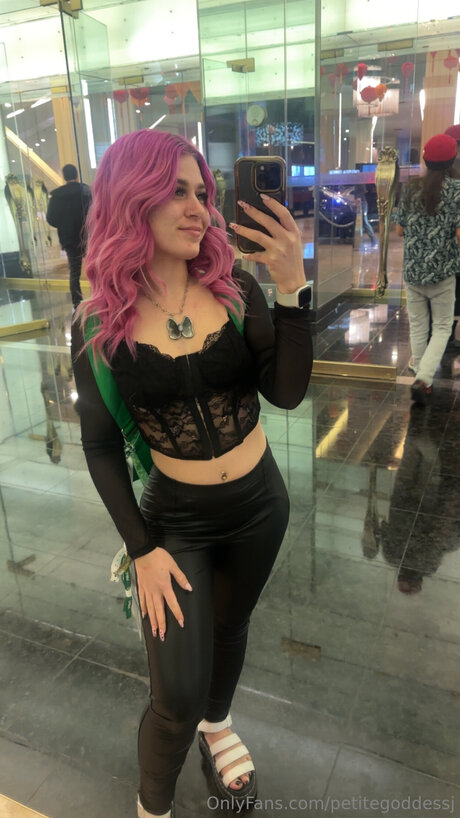 Naakte gelekte OnlyFans-foto van Petitegoddessj