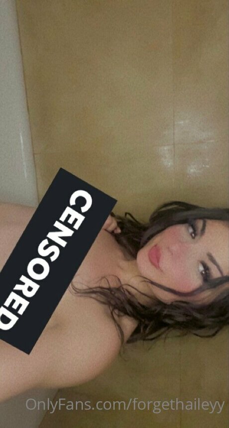 Naakte gelekte OnlyFans-foto van Forgethaileyy