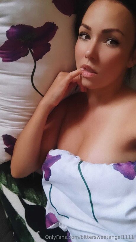 Naakte gelekte OnlyFans-foto van Bittersweetangel1111