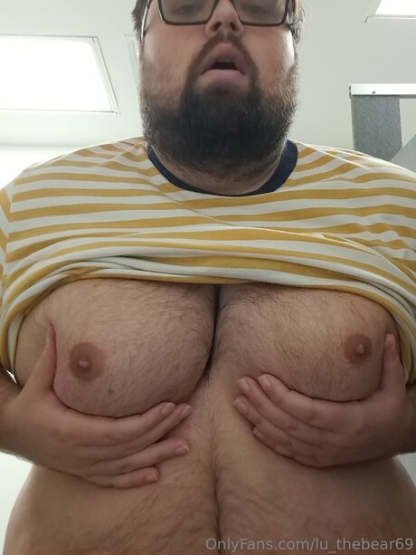 Naakte gelekte OnlyFans-foto van Lu Thebear69
