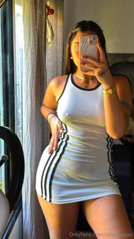 Naakte gelekte OnlyFans-foto van Sarayvegas