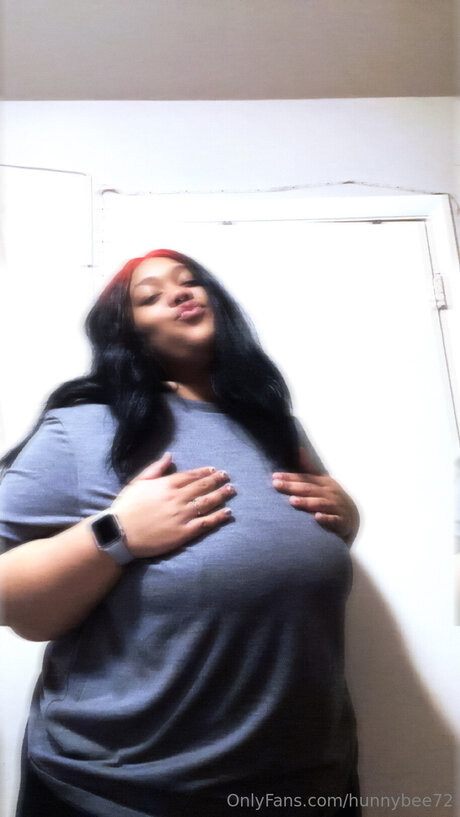 Naakte gelekte OnlyFans-foto van Hunnybee72