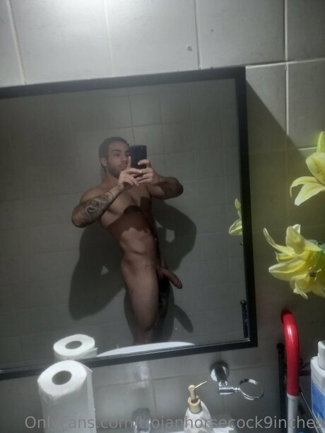 Naakte gelekte OnlyFans-foto van Trojanhorsecock9inches