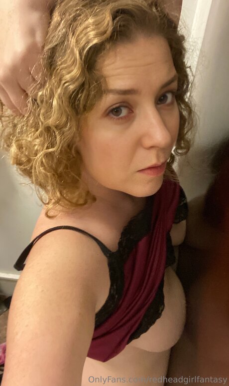 Naakte gelekte OnlyFans-foto van Redheadgirlfantasy