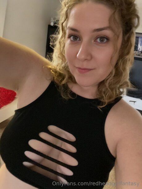 Naakte gelekte OnlyFans-foto van Redheadgirlfantasy