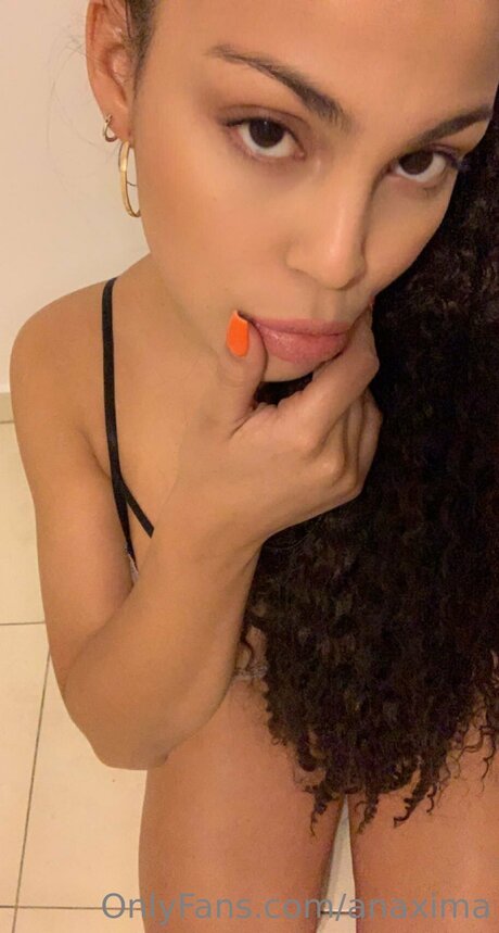 Naakte gelekte OnlyFans-foto van Anaxima