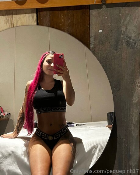 Naakte gelekte OnlyFans-foto van Pequepink17