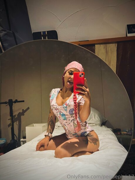 Naakte gelekte OnlyFans-foto van Pequepink17