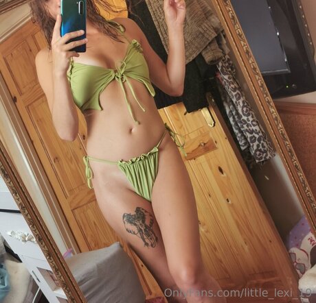 Naakte gelekte OnlyFans-foto van Little Lexi 19