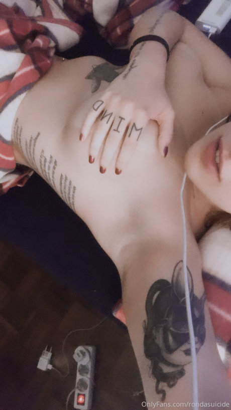 Naakte gelekte OnlyFans-foto van Ronda Suicide