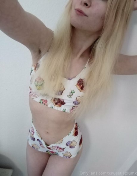 Naakte gelekte OnlyFans-foto van X Sweetie Plum X