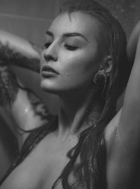 Naakte gelekte OnlyFans-foto van Glam Suicide