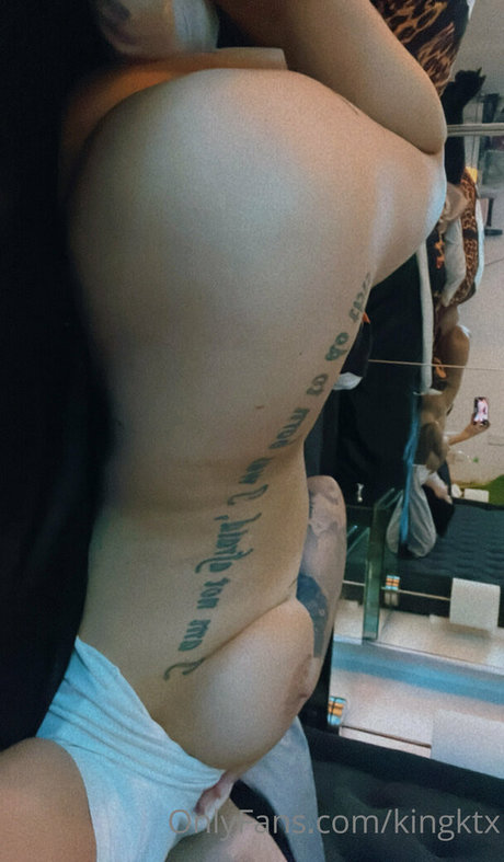 Naakte gelekte OnlyFans-foto van Micki Daniels