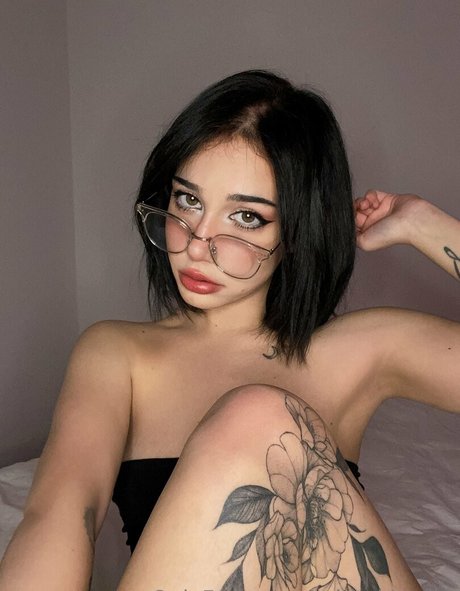 Naakte gelekte OnlyFans-foto van Minty Kitsune