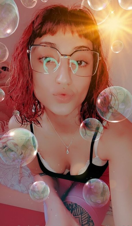 Naakte gelekte OnlyFans-foto van Wet Lucy Baby