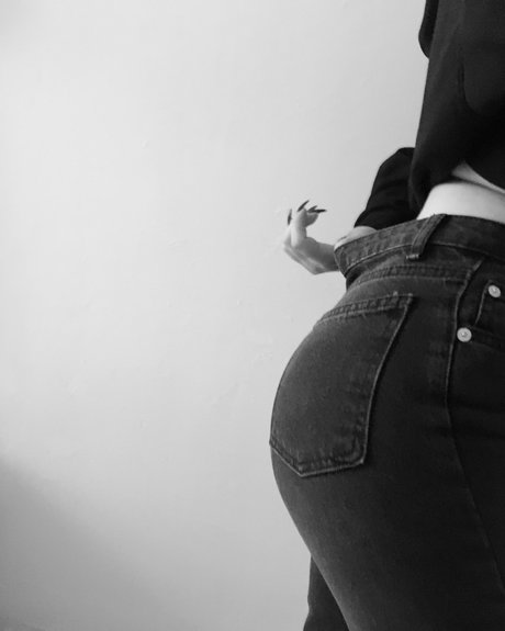 Naakte gelekte OnlyFans-foto van Sadtsarina