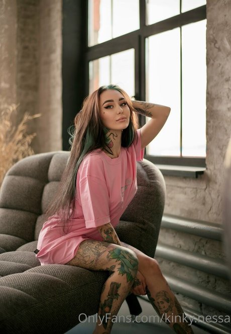 Naakte gelekte OnlyFans-foto van Kinky Nessa