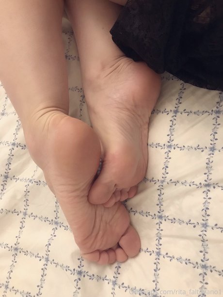 Naakte gelekte OnlyFans-foto van Rita Faltoyano