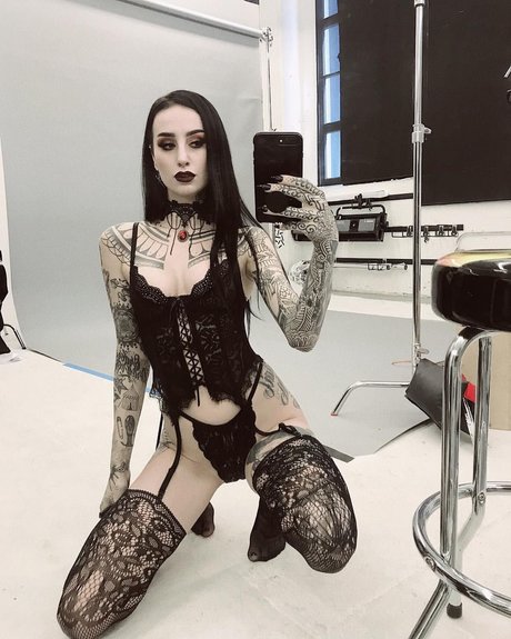 Naakte gelekte OnlyFans-foto van Emma Vauxdevil