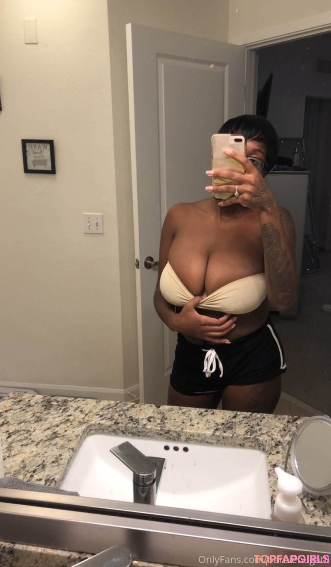 Naakte gelekte OnlyFans-foto van Barbie Bugatti #1088