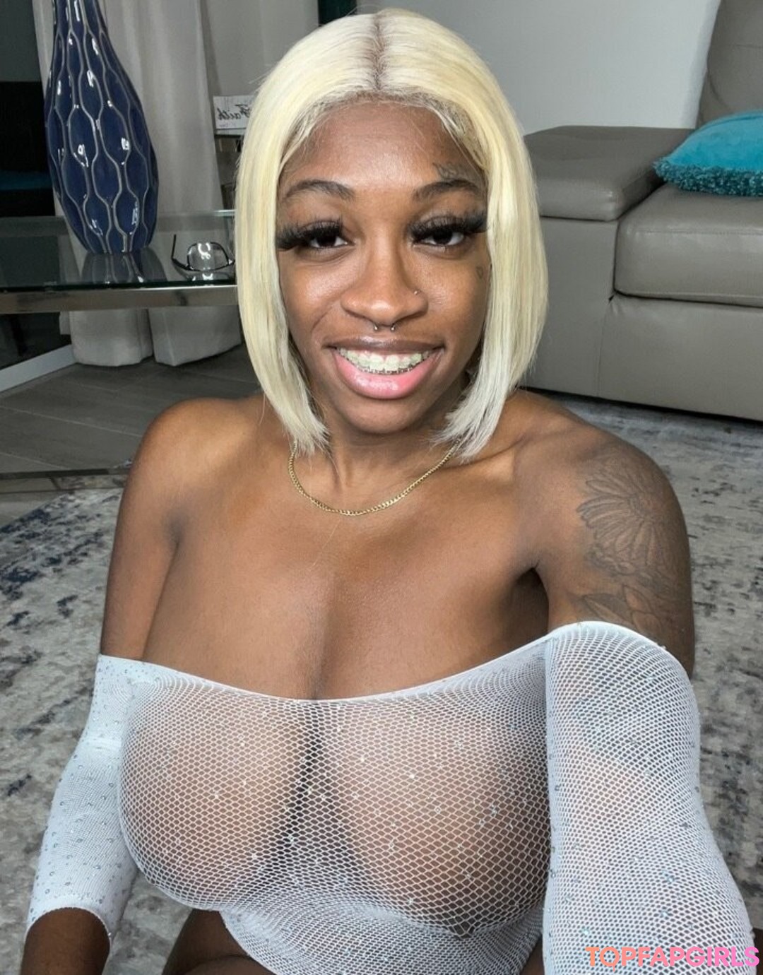 Naakte gelekte OnlyFans-foto van Barbie Bugatti #1746