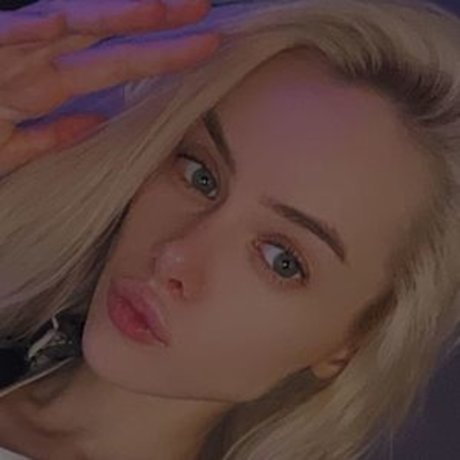Naakte gelekte OnlyFans-foto van Tati