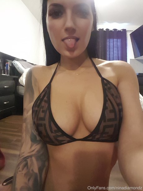 Naakte gelekte OnlyFans-foto van Nina Diamondz