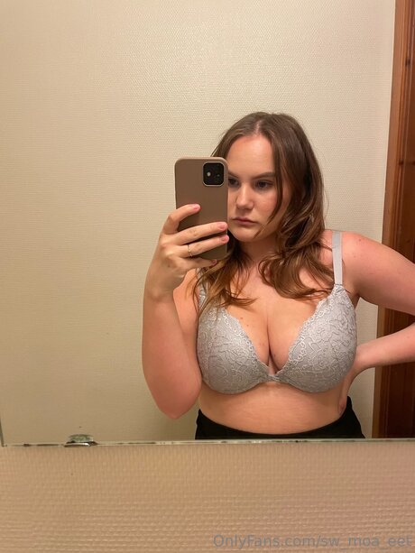 Naakte gelekte OnlyFans-foto van Sw Moa Eet