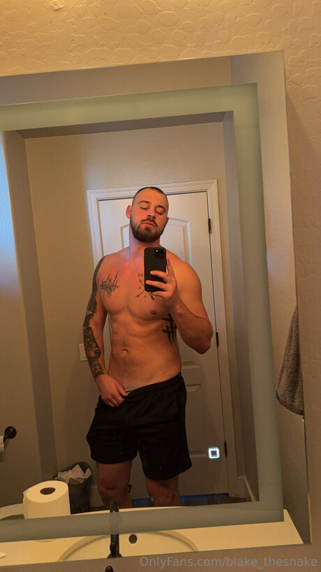 Naakte gelekte OnlyFans-foto van Blake Thesnake