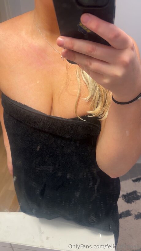 Naakte gelekte OnlyFans-foto van Feliciafireball