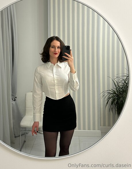 Naakte gelekte OnlyFans-foto van Curls Dasein