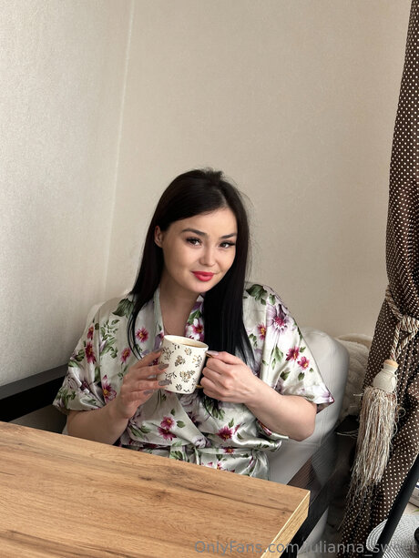 Naakte gelekte OnlyFans-foto van Julianna Sweet