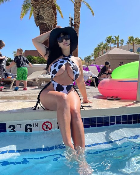 Naakte gelekte OnlyFans-foto van Michelle Yee