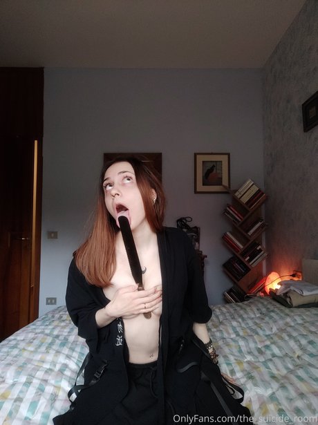 Naakte gelekte OnlyFans-foto van The Suicide Room