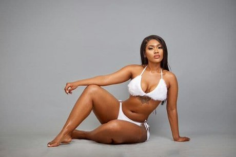 Naakte gelekte OnlyFans-foto van Thembi Matroshe