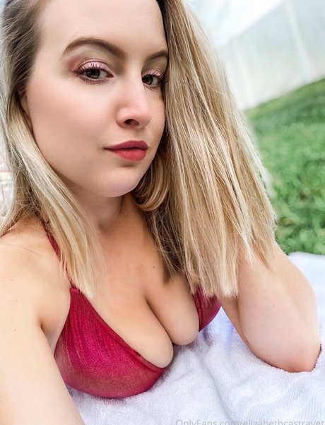 Naakte gelekte OnlyFans-foto van Elizabeth Castravet
