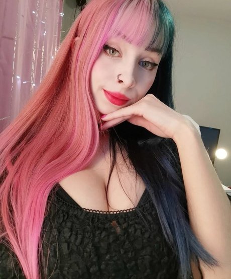 Naakte gelekte OnlyFans-foto van Mizzy Cyn