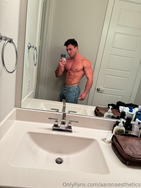 Naakte gelekte OnlyFans-foto van Aaronaesthetics