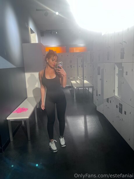 Naakte gelekte OnlyFans-foto van Estefaniai