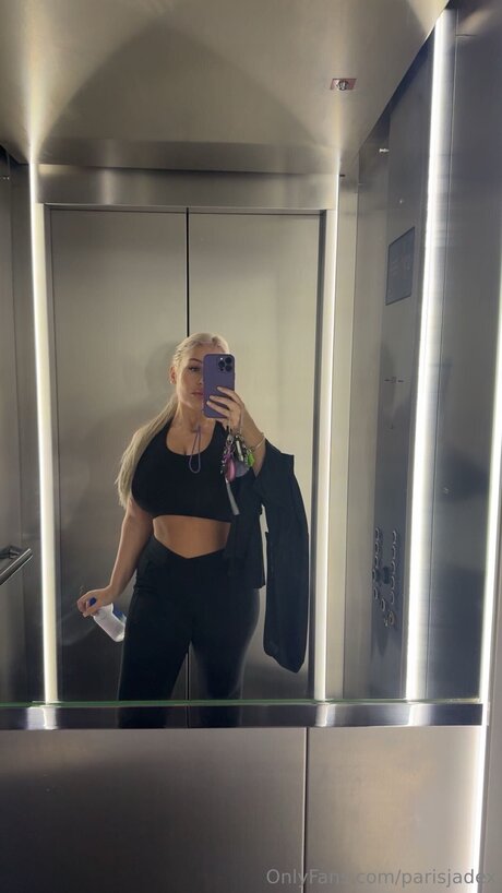 Naakte gelekte OnlyFans-foto van Parisjadex