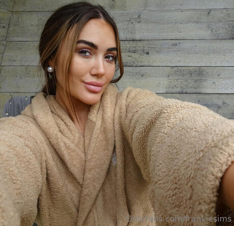 Naakte gelekte OnlyFans-foto van Frankiesims