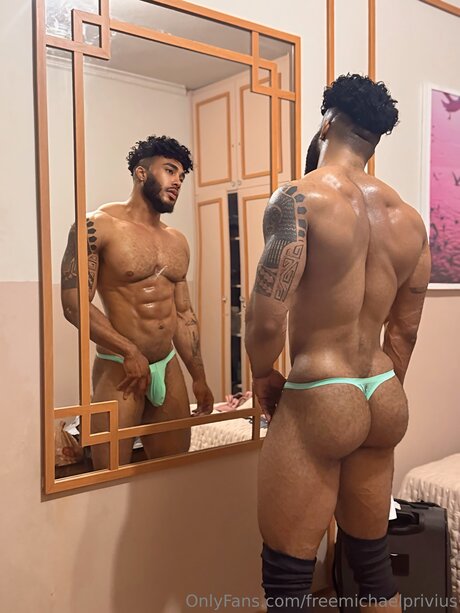 Naakte gelekte OnlyFans-foto van Freemichaelprivius