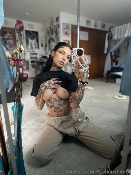 Naakte gelekte OnlyFans-foto van Taylorwhitetv