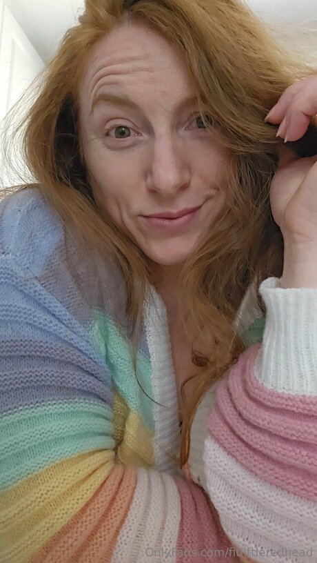 Naakte gelekte OnlyFans-foto van Fitlittleredhead