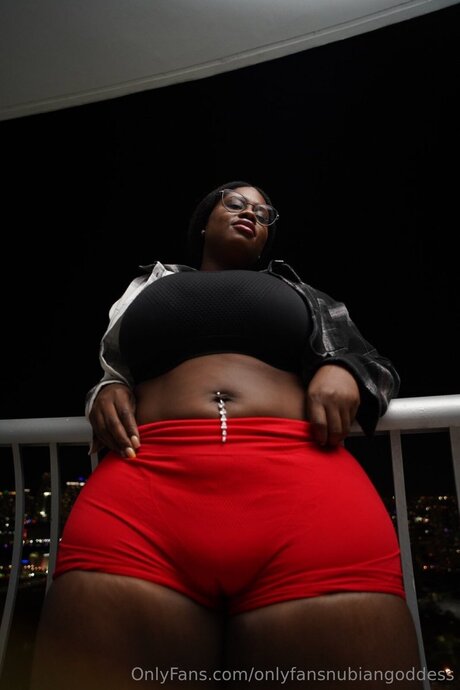 Naakte gelekte OnlyFans-foto van Onlyfansnubiangoddess
