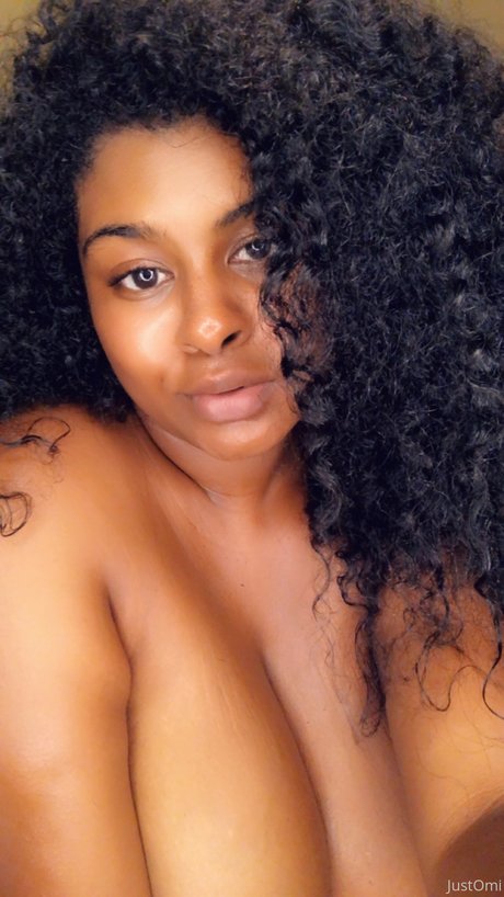 Naakte gelekte OnlyFans-foto van Omi Stark