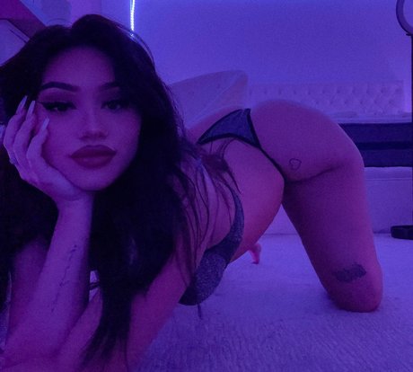 Naakte gelekte OnlyFans-foto van Champagne