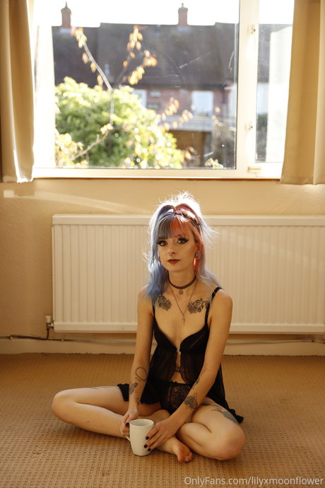 Naakte gelekte OnlyFans-foto van Lily Moonflower
