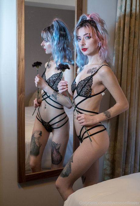 Naakte gelekte OnlyFans-foto van Lily Moonflower